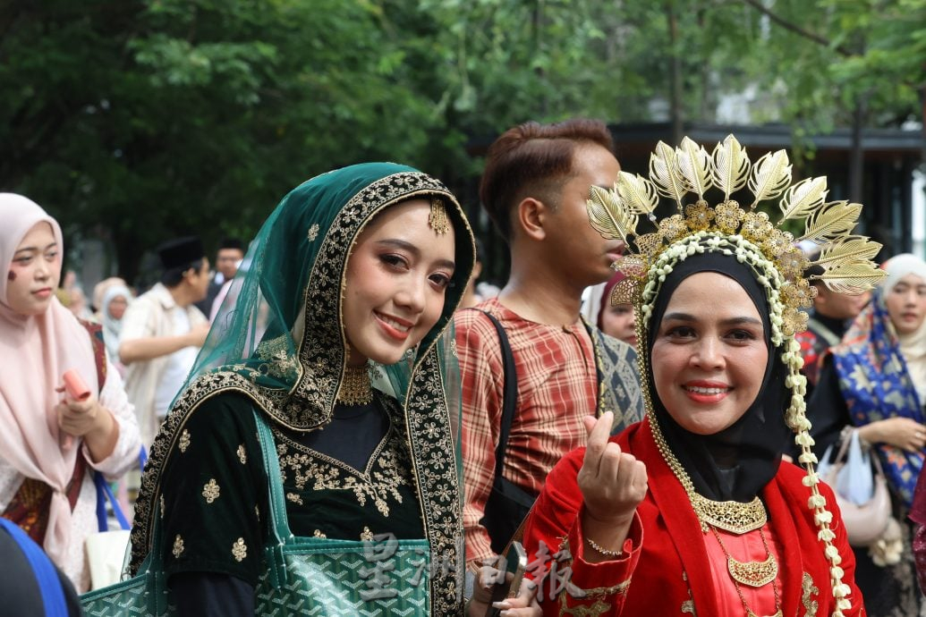 我们 / 2万人盛装快闪齐唱爱国曲 辉煌条纹飞扬 铁路纱笼掀团结热浪