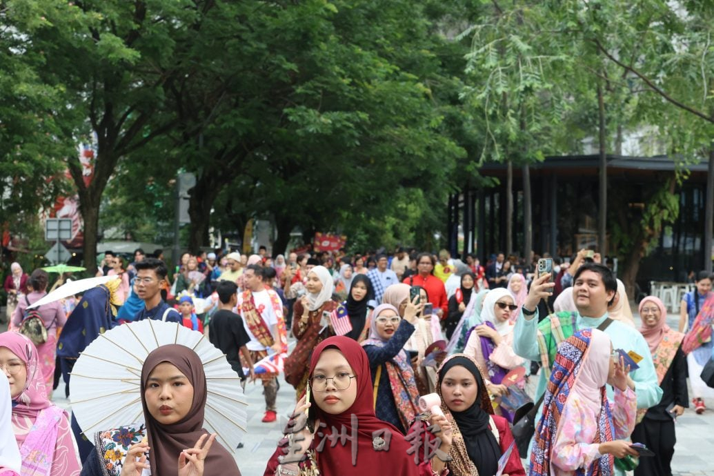我们 / 2万人盛装快闪齐唱爱国曲 辉煌条纹飞扬 铁路纱笼掀团结热浪