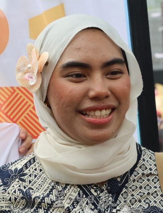 我们 / 2万人盛装快闪齐唱爱国曲 辉煌条纹飞扬 铁路纱笼掀团结热浪