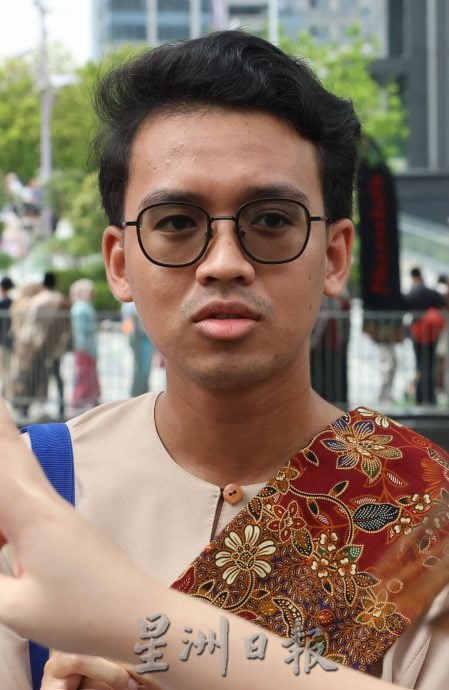 我们 / 2万人盛装快闪齐唱爱国曲 辉煌条纹飞扬 铁路纱笼掀团结热浪