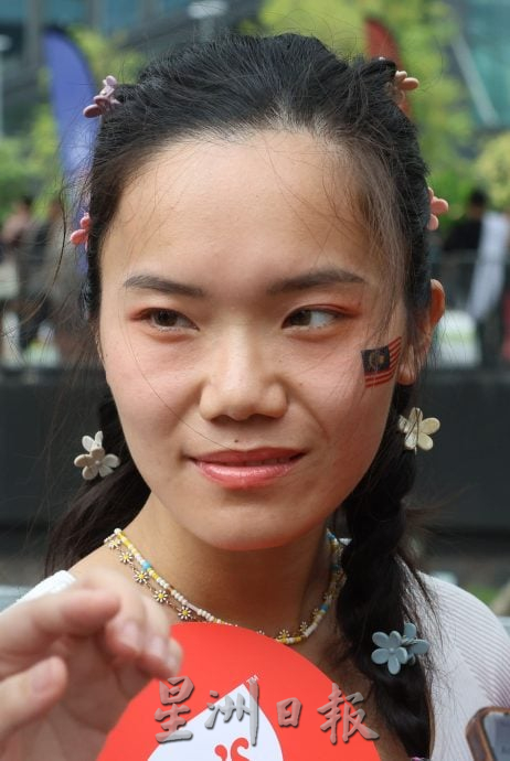 我们 / 2万人盛装快闪齐唱爱国曲 辉煌条纹飞扬 铁路纱笼掀团结热浪