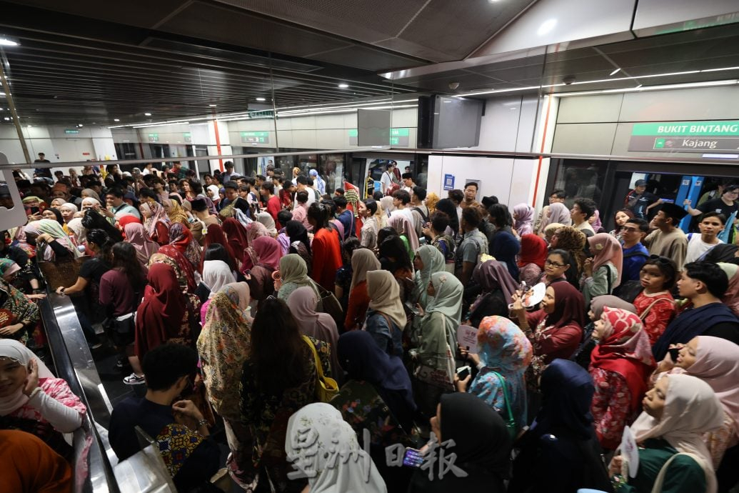 我们 / 2万人盛装快闪齐唱爱国曲 辉煌条纹飞扬 铁路纱笼掀团结热浪