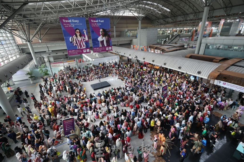 我们 / 2万人盛装快闪齐唱爱国曲 辉煌条纹飞扬 铁路纱笼掀团结热浪