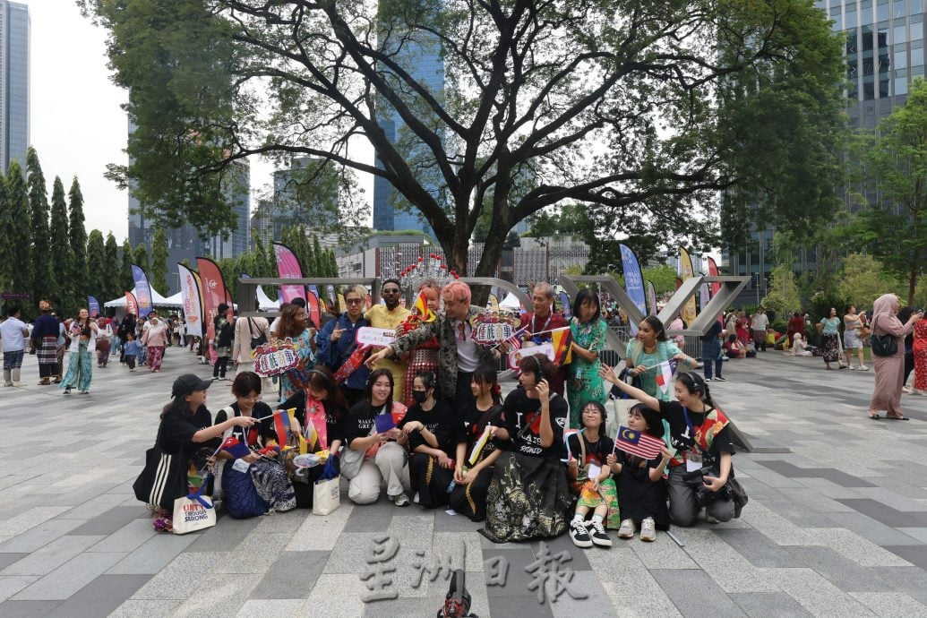 我们 / 2万人盛装快闪齐唱爱国曲 辉煌条纹飞扬 铁路纱笼掀团结热浪