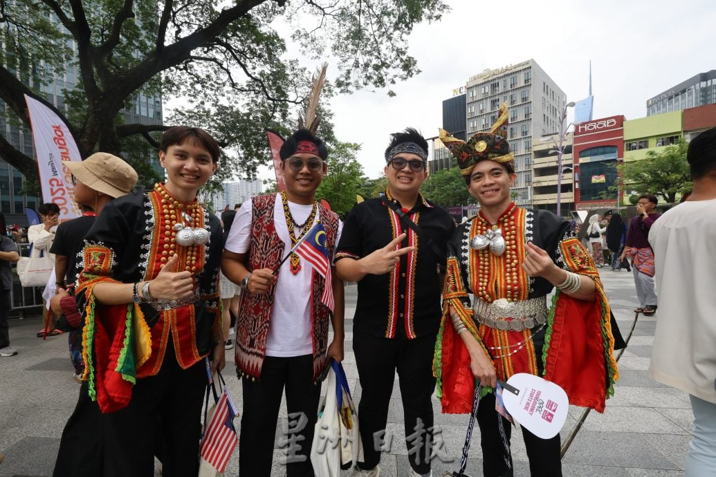 我们 / 2万人盛装快闪齐唱爱国曲 辉煌条纹飞扬 铁路纱笼掀团结热浪