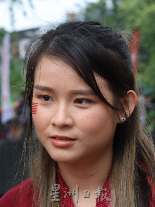 我们 / 2万人盛装快闪齐唱爱国曲 辉煌条纹飞扬 铁路纱笼掀团结热浪