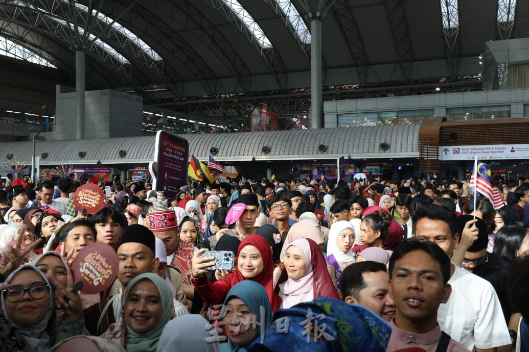 我们 / 2万人盛装快闪齐唱爱国曲 辉煌条纹飞扬 铁路纱笼掀团结热浪
