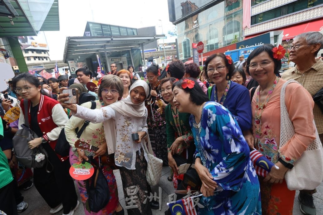 我们 / 2万人盛装快闪齐唱爱国曲 辉煌条纹飞扬 铁路纱笼掀团结热浪