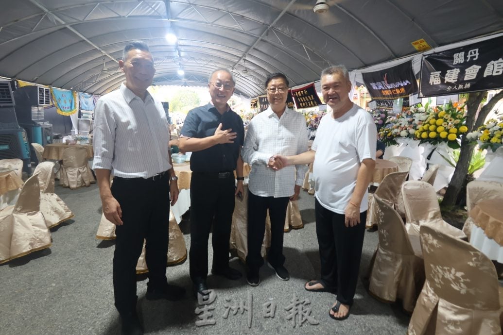 东海岸及隆雪华团领袖联袂前往灵堂吊唁拿督斯里黄崇洸之父——已故黄世龙老先生