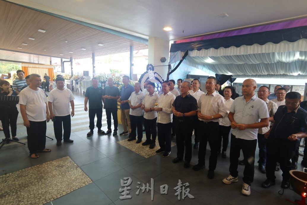 东海岸及隆雪华团领袖联袂前往灵堂吊唁拿督斯里黄崇洸之父——已故黄世龙老先生