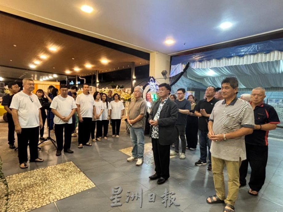 东海岸及隆雪华团领袖联袂前往灵堂吊唁拿督斯里黄崇洸之父——已故黄世龙老先生