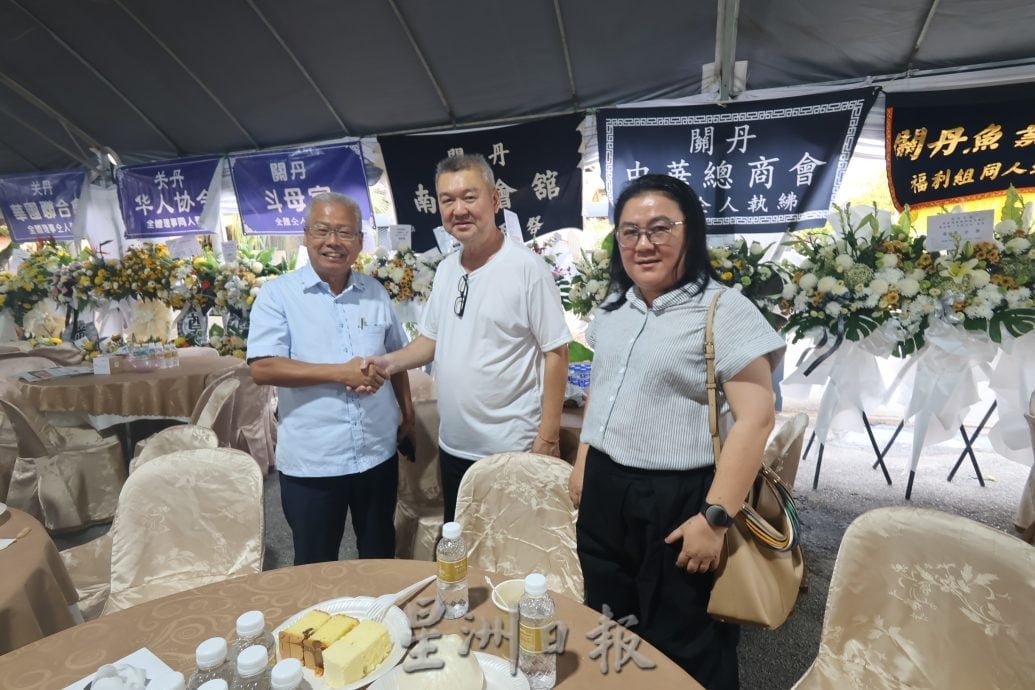 东海岸及隆雪华团领袖联袂前往灵堂吊唁拿督斯里黄崇洸之父——已故黄世龙老先生