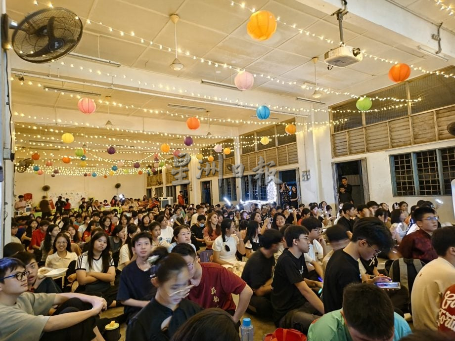 直凉华中中秋晚会 胡玉华:节目多姿多彩 学生温馨共庆促情谊