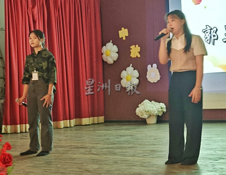 直凉华中中秋晚会 胡玉华:节目多姿多彩 学生温馨共庆促情谊