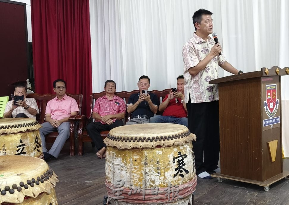 直凉华中中秋晚会 胡玉华:节目多姿多彩 学生温馨共庆促情谊
