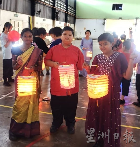 东：（已签发）启文力巴士华小各族学生穿传统服装庆中秋