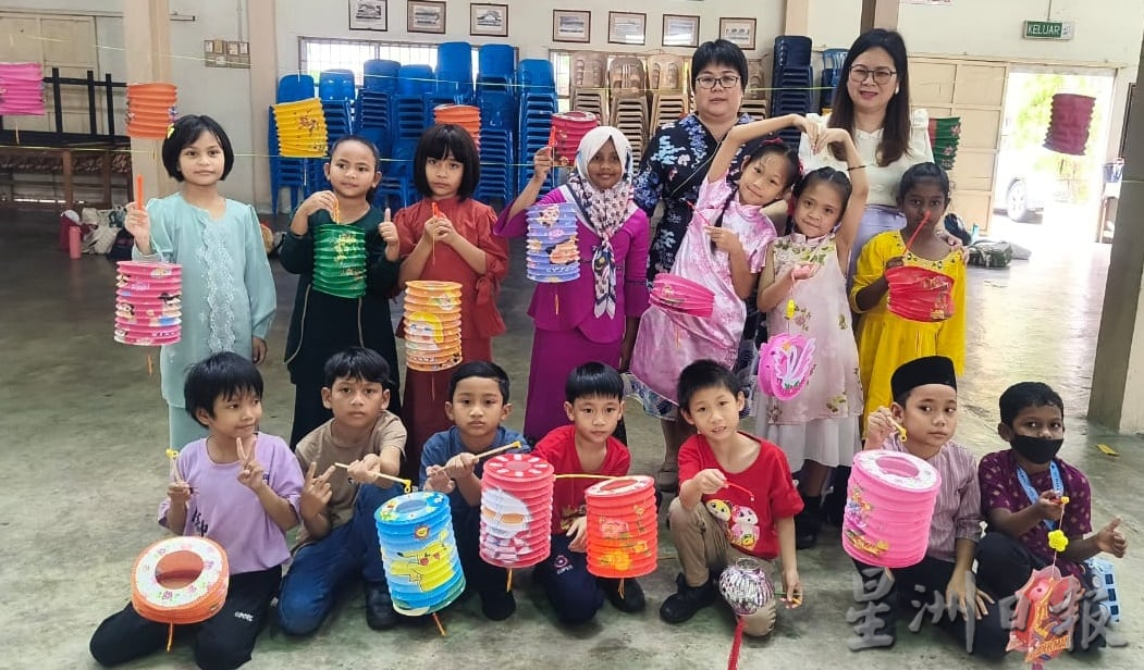 东：（已签发）启文力巴士华小各族学生穿传统服装庆中秋