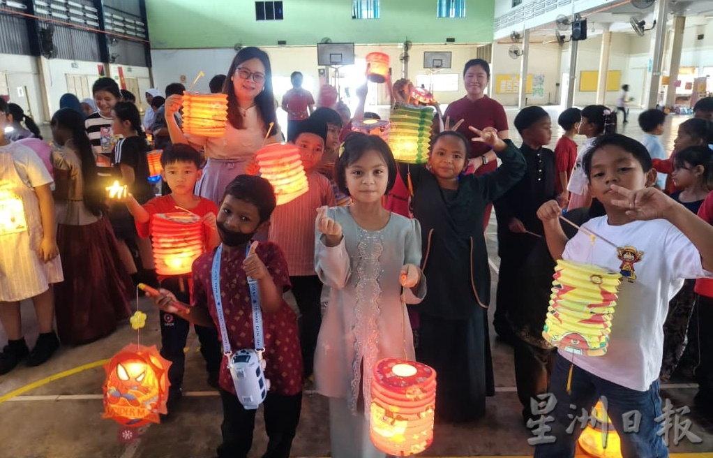 东：（已签发）启文力巴士华小各族学生穿传统服装庆中秋