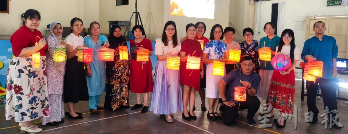 东：（已签发）启文力巴士华小各族学生穿传统服装庆中秋