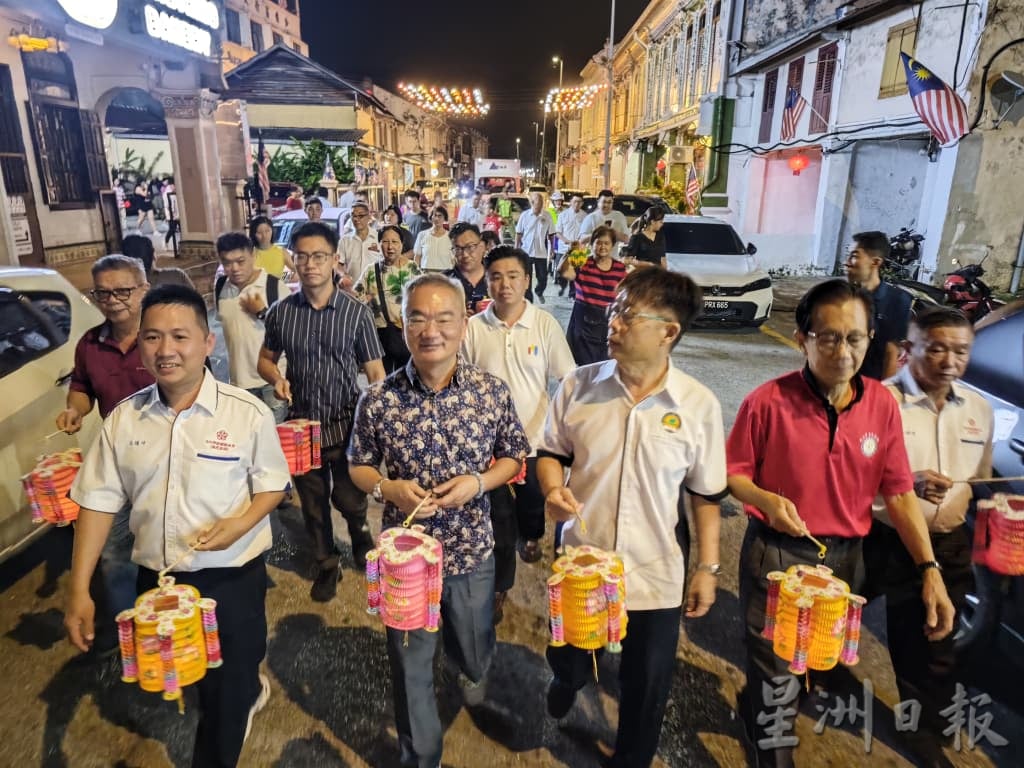 （古城第五版主文）三宝街文创坊中秋园游会点亮古城夜空