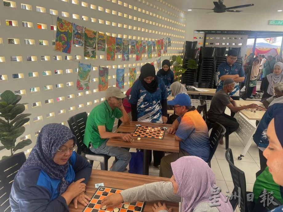 大都会(主文)/谢安宝出席双溪杜亚乐龄人士活动中心的关怀长者活动