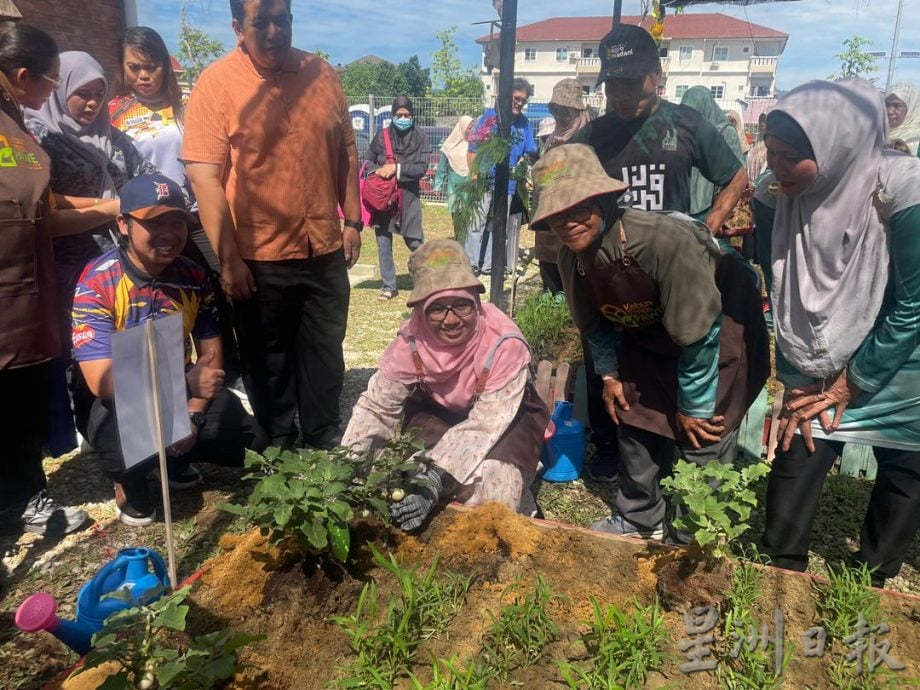 大都会(主文)/谢安宝出席双溪杜亚乐龄人士活动中心的关怀长者活动
