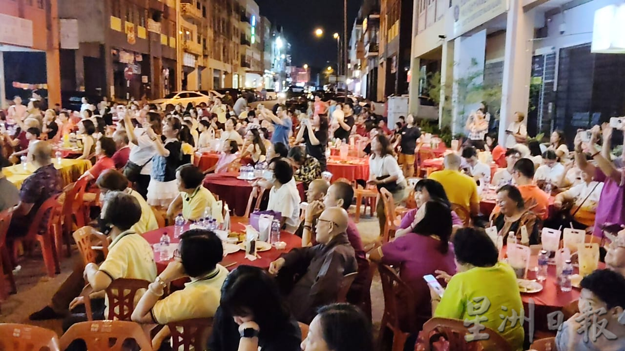 已签发 柔:版头之一:“万家灯火照龟来”,场面热闹温馨