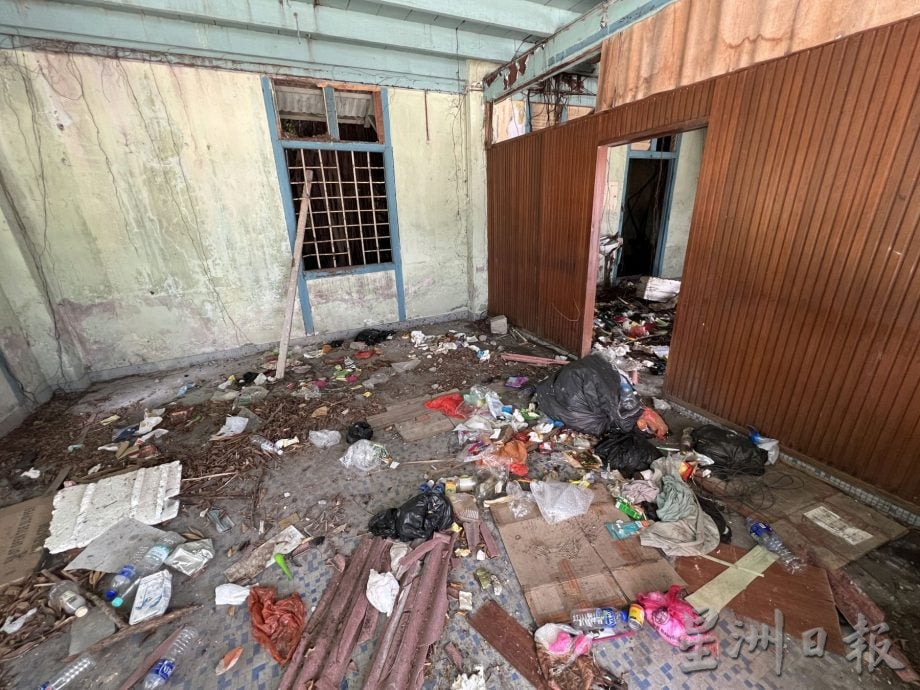 （古城第三版主文）蓝锌板遮不住老屋荒凉·旅游年有望改变吗？