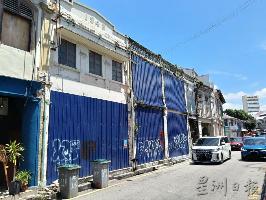 （古城第三版主文）蓝锌板遮不住老屋荒凉·旅游年有望改变吗？