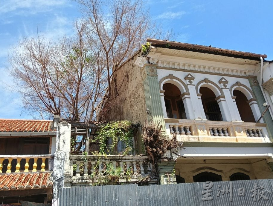 （古城第三版主文）蓝锌板遮不住老屋荒凉·旅游年有望改变吗？