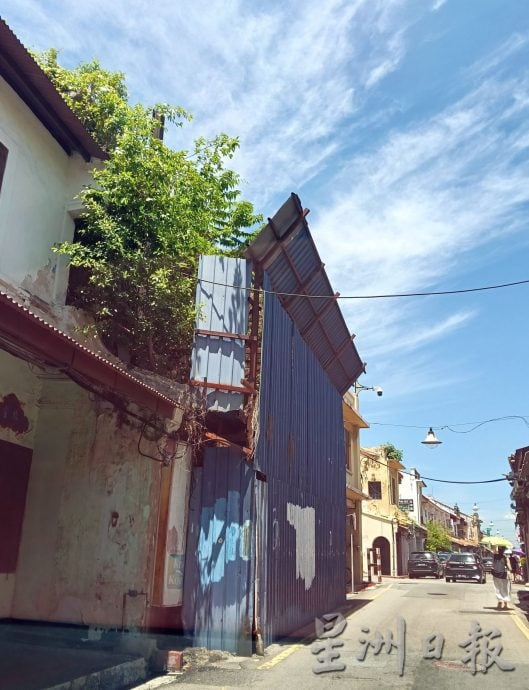 （古城第三版主文）蓝锌板遮不住老屋荒凉·旅游年有望改变吗？