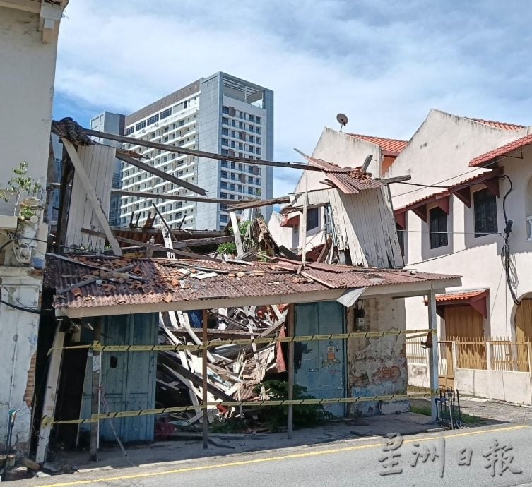 （古城第三版主文）蓝锌板遮不住老屋荒凉·旅游年有望改变吗？