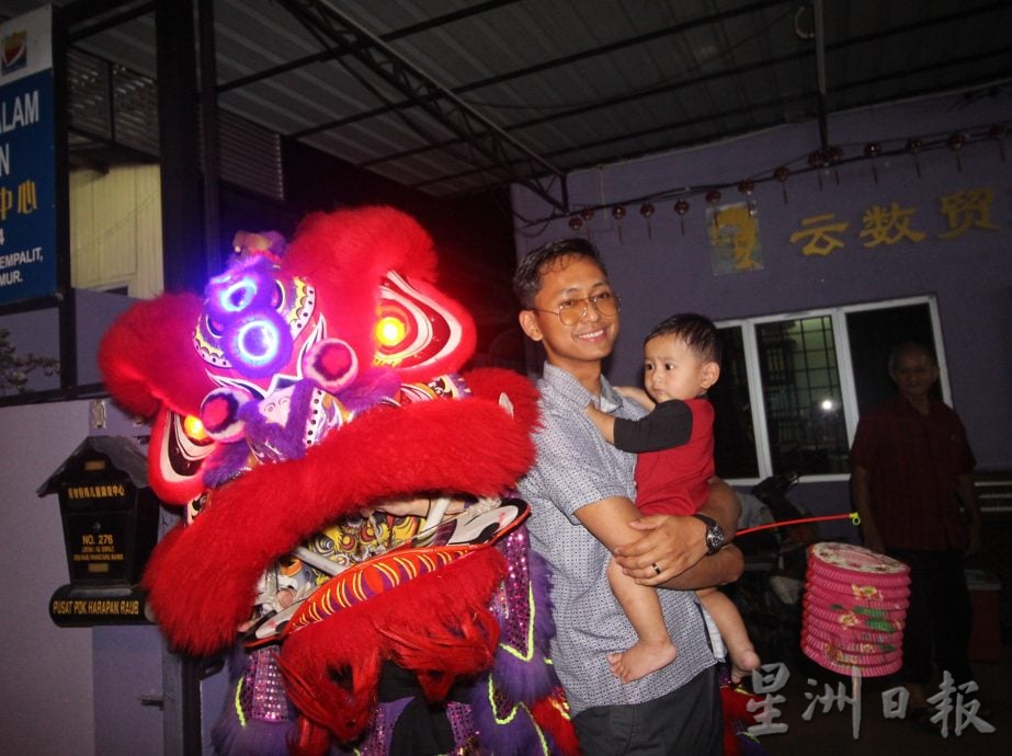 东:(已签发):巫裔警长及福利局长被中华文化迷倒,提灯笼与瑞狮合照招好运