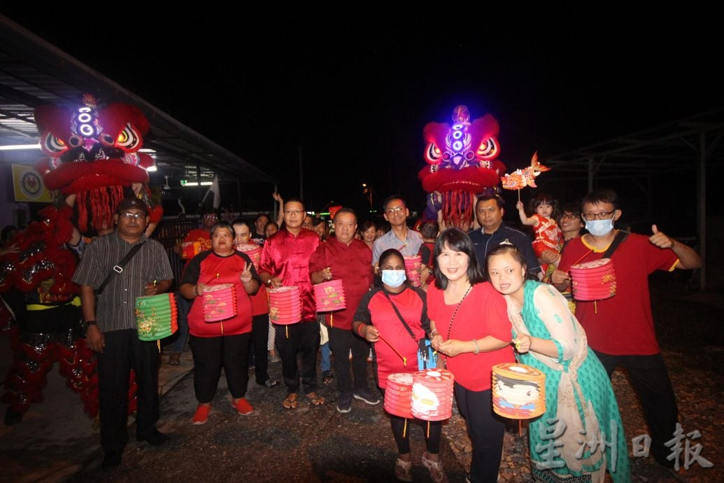 东:(已签发):巫裔警长及福利局长被中华文化迷倒,提灯笼与瑞狮合照招好运