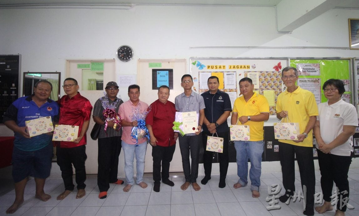 东:(已签发):巫裔警长及福利局长被中华文化迷倒,提灯笼与瑞狮合照招好运