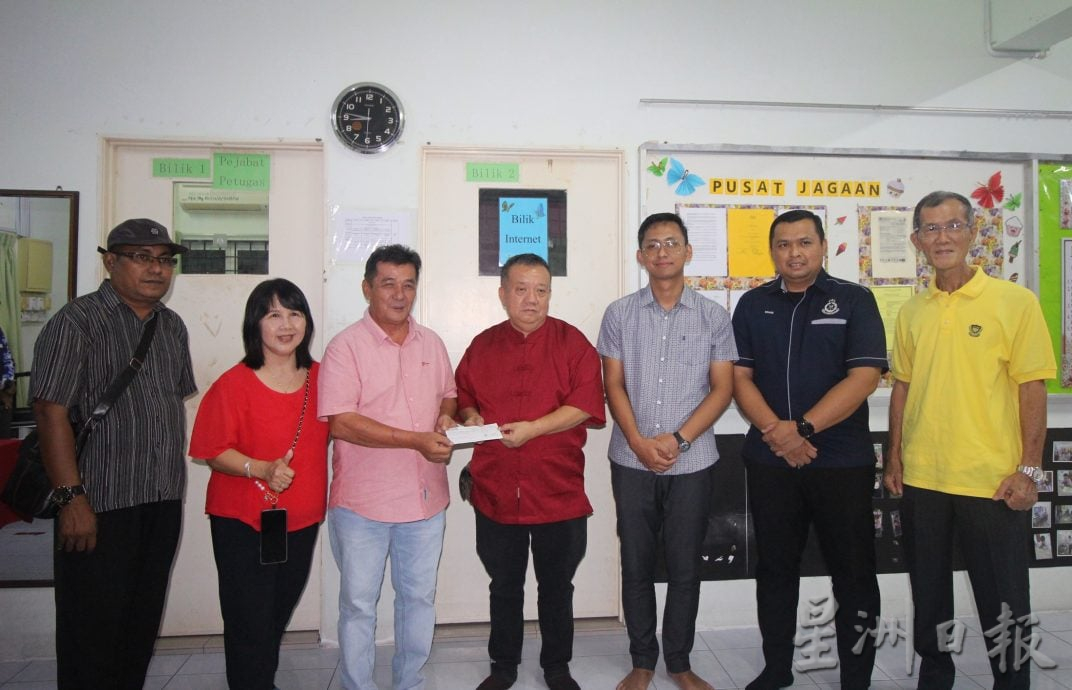 东:(已签发):巫裔警长及福利局长被中华文化迷倒,提灯笼与瑞狮合照招好运