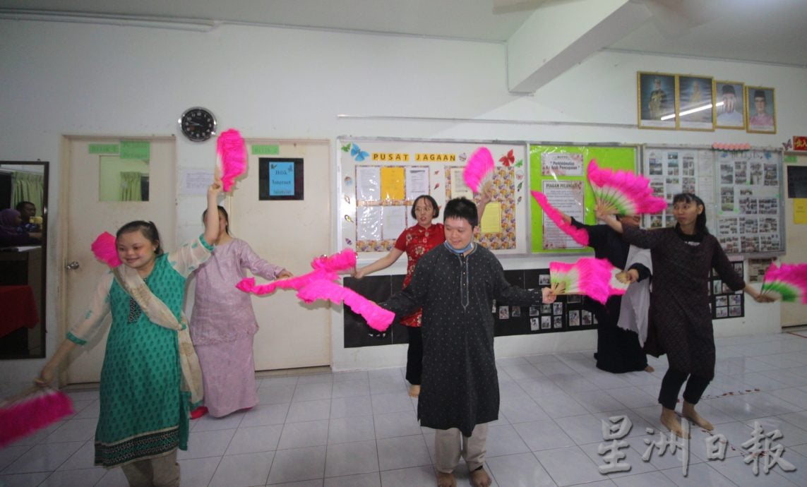 东:(已签发):巫裔警长及福利局长被中华文化迷倒,提灯笼与瑞狮合照招好运