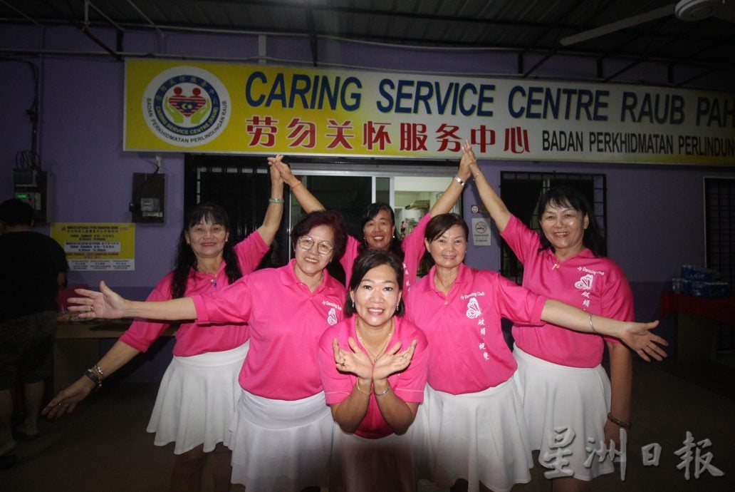 东:(已签发):巫裔警长及福利局长被中华文化迷倒,提灯笼与瑞狮合照招好运