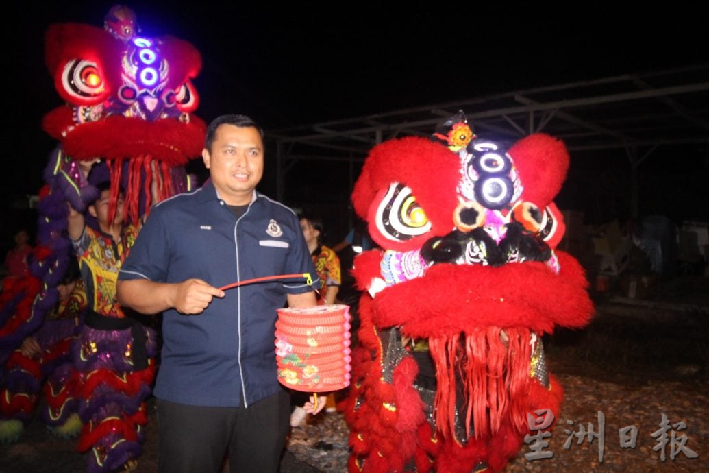 东:(已签发):巫裔警长及福利局长被中华文化迷倒,提灯笼与瑞狮合照招好运