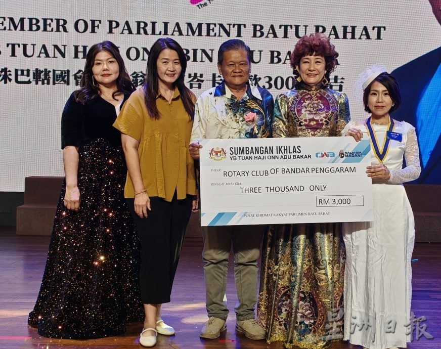 已签发 柔：版头之一：峇石城华扬扶轮社，慈善晚宴筹逾10万