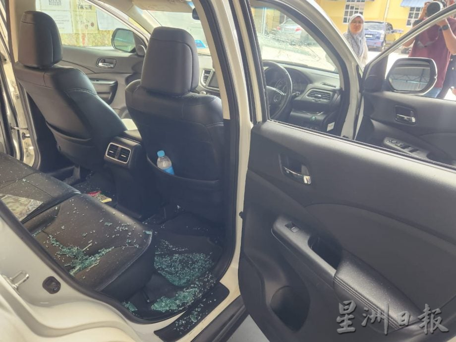 东:已签发:一名身份不明男子涉嫌蓄意破坏登嘉楼陆路交通局官车,行凶动机尚未明朗,陆交局已就此事向警方报案处理。