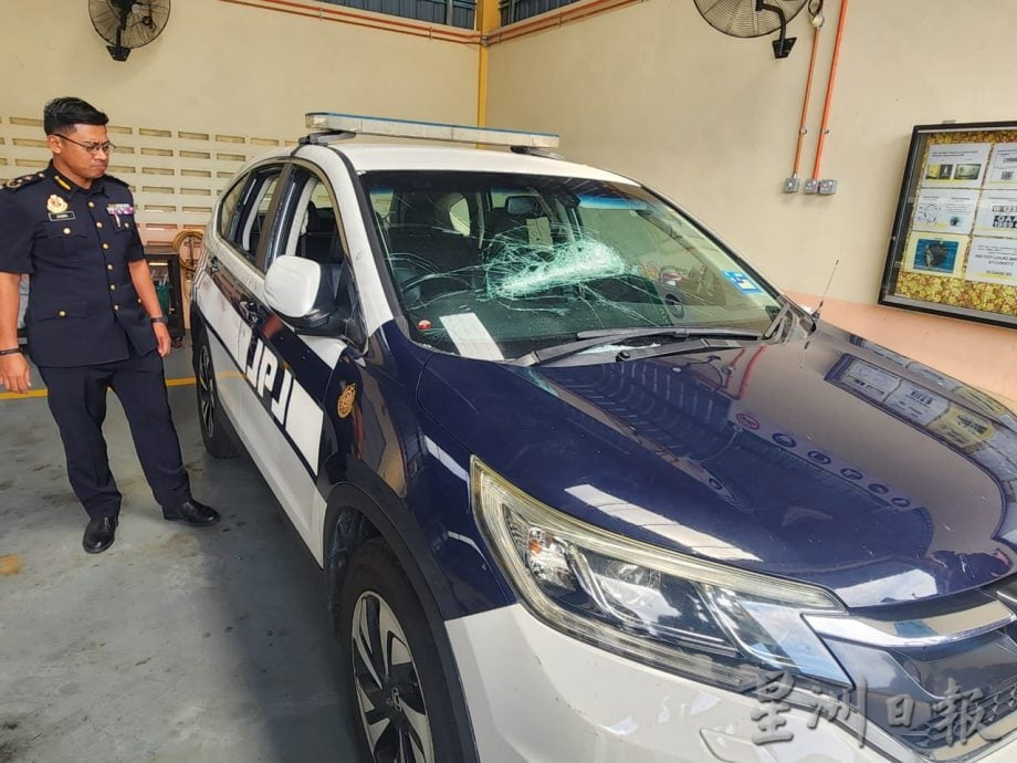 东:已签发:一名身份不明男子涉嫌蓄意破坏登嘉楼陆路交通局官车,行凶动机尚未明朗,陆交局已就此事向警方报案处理。