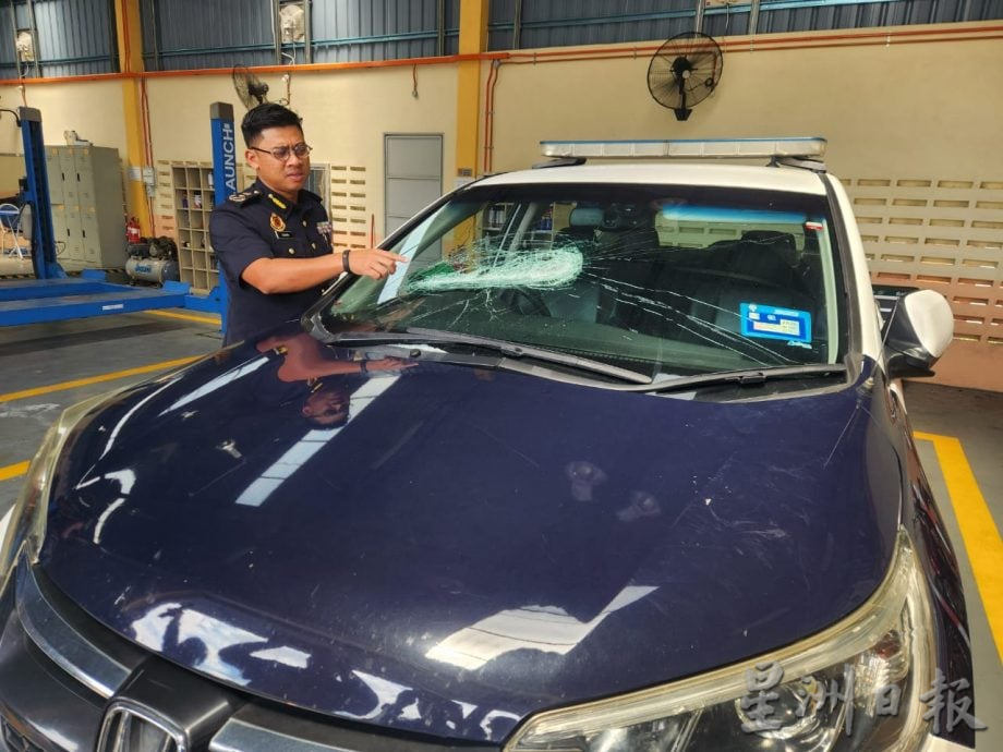 东:已签发:一名身份不明男子涉嫌蓄意破坏登嘉楼陆路交通局官车,行凶动机尚未明朗,陆交局已就此事向警方报案处理。