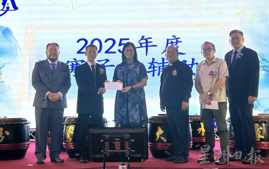 三德校友张成富捐3商店 助清寒子弟 活动基金