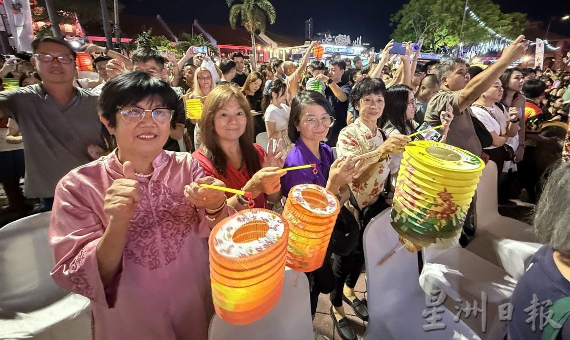 （古城封面主文）花灯映古城·各族共庆中秋情