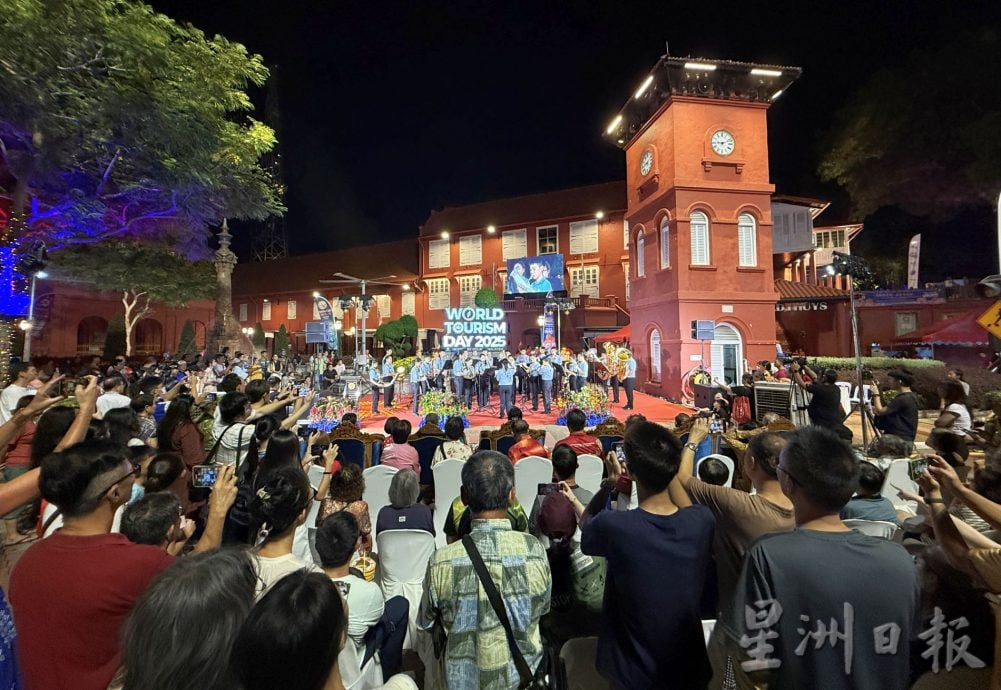 （古城封面主文）花灯映古城·各族共庆中秋情