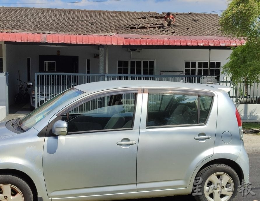 天气晴朗无风雨 白龙卷风掀屋顶