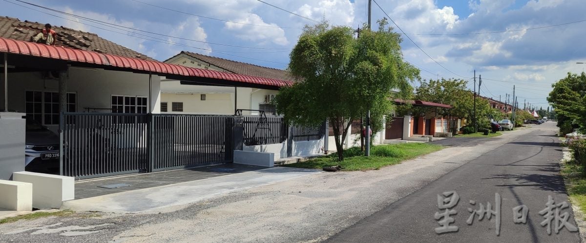 天气晴朗无风雨 白龙卷风掀屋顶