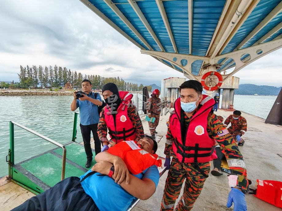 星角摄/ “渔船撞渡轮” 演习逼真