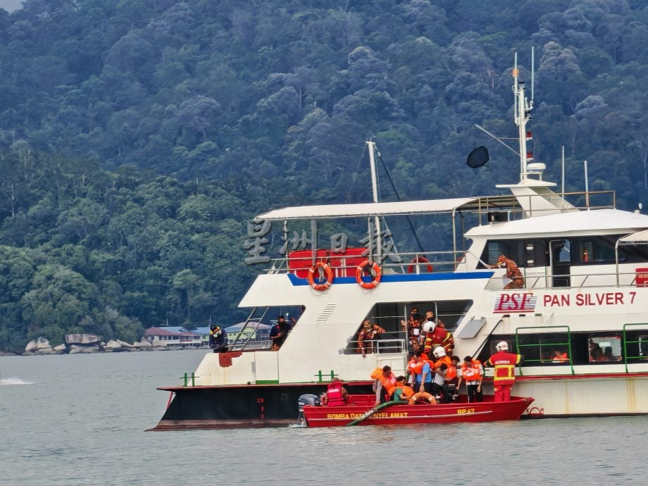 星角摄/ “渔船撞渡轮” 演习逼真